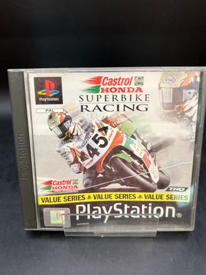une image représentant un boîtier de jeu vidéo orné d'une illustration d'un pilote de moto