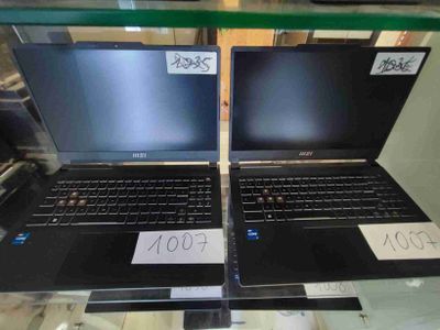 deux ordinateurs portables exposés dans une vitrine