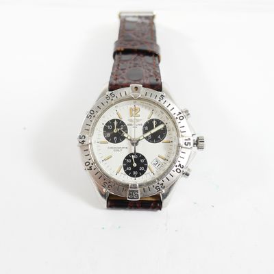 l'image d'une montre sur une surface blanche