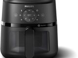 une friteuse noire posée sur une surface blanche