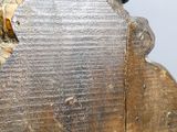 un morceau de bois coupé en deux