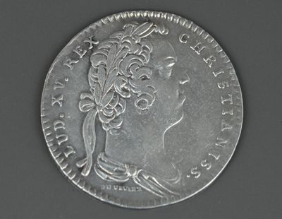 Gros plan sur une pièce d'argent portant une tête de femme