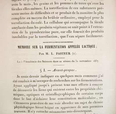 un vieux livre avec une image en noir et blanc