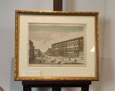 une photo d'une photo d'un bâtiment exposée