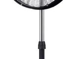une image d'un ventilateur noir sur un support sur un fond blanc