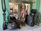 une statue représentant une femme tenant une poupée dans une pièce