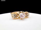 bague de fiançailles en or jaune sertie d'un diamant rose en centre
