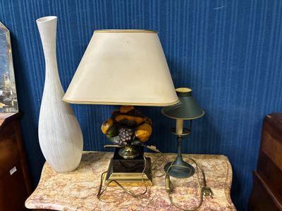 une lampe posée sur une table à côté d'un vase