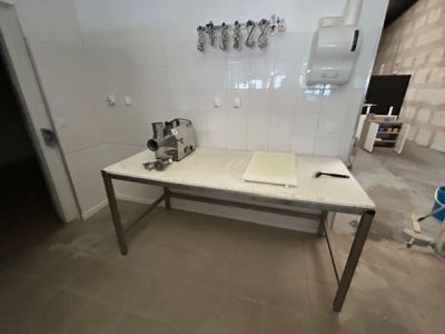 une table blanche sur laquelle se trouve un livre, dans une pièce