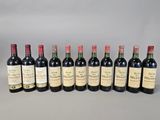 six bouteilles de vin alignées sur une table
