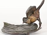 un oiseau perché sur une feuille