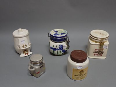 quatre bocaux et un pot de miel posés sur une table