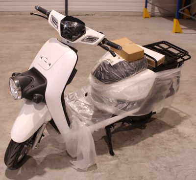 un scooter blanc avec un coffre à l'arrière