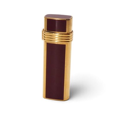 une image représentant un briquet doré et rouge sur fond blanc