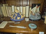 une étagère en bois sur laquelle sont posés divers objets