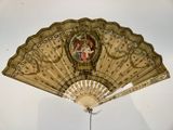 un ventilateur orné d'une peinture, accroché au mur