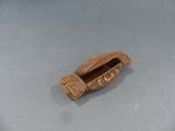 un petit objet en bois posé sur une table