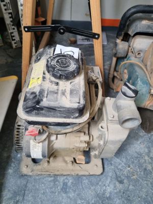 une photo d'un petit moteur posé sur un support en bois