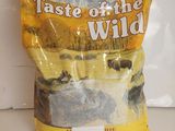 un sac de croquettes « Taste of the Wild » pour chien posé sur le comptoir