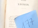 un bout de papier sur lequel on a écrit quelque chose, dans un livre