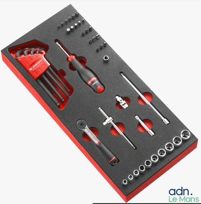 un gros plan sur un ensemble d'outils dans une boîte rouge sur fond blanc