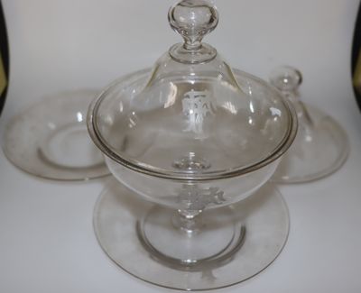 un saladier en verre transparent muni d'un couvercle, posé sur une table