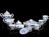un ensemble d'assiettes, de tasses et de soucoupes bleues et blanches