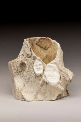 un vase blanc orné d'un visage