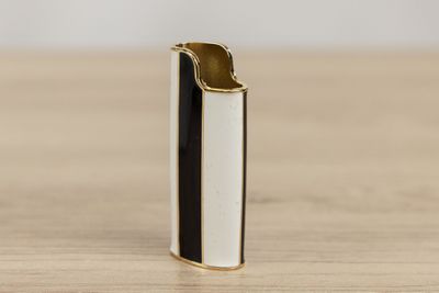 un briquet noir et blanc posé sur une table en bois