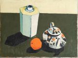 un tableau représentant une théière et une orange posées sur une table