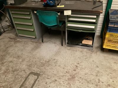 une image représentant un espace de travail avec un bureau, une chaise et d'autres objets