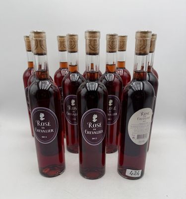 six bouteilles de vin sont alignées sur une table