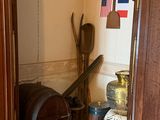 une porte qui mène à une pièce où sont accrochés tout un tas d'objets au mur