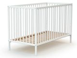 lit de bébé blanc avec des barreaux en bois sur fond blanc