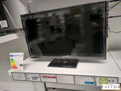 une photo d'un téléviseur à écran plat exposé dans un magasin