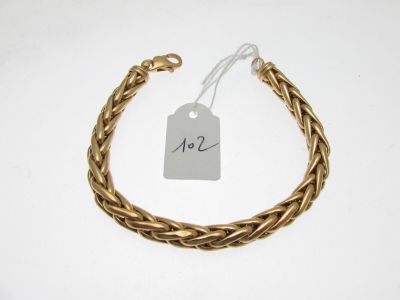 gros plan d'un bracelet portant une étiquette de prix