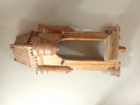 Etagère d'angle en noyer en forme de herse de château fort à… (photo 2)