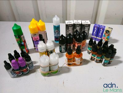 de nombreux types différents de e-liquides sur la table