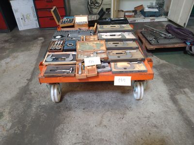 une table sur laquelle sont posés de nombreux outils, dans un garage