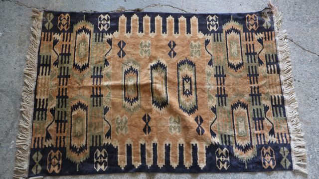 Tapis Turc SHIRVAN en viscose. Accidents sur deux coins. 140 X 94...
