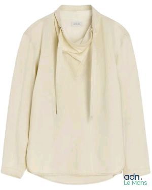 une chemise blanche à col claudine et une cravate autour du cou