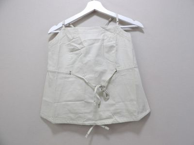 une photo d'un tablier blanc suspendu à un cintre accroché au mur