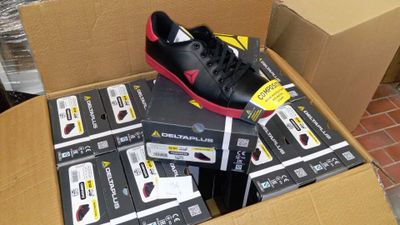 une boîte contenant une paire de chaussures noires et rouges