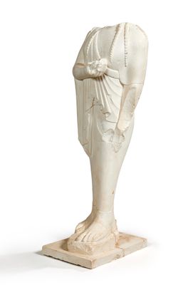 une image représentant une statue d'une femme en robe blanche