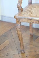 Paire de fauteuils cannés en hêtre finement sculptés à motif… (photo 5)