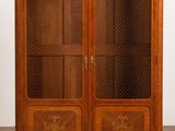 une armoire ancienne en bois avec des portes vitrées et une poignée en métal