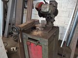 une machine qui se trouve à l'intérieur d'un bâtiment
