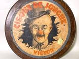 une plaque en bois sur laquelle est peint un visage de clown