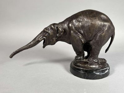 statue d'un éléphant debout sur un socle en marbre, sur fond blanc