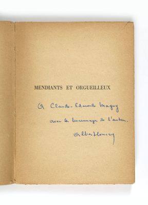 un livre ouvert sur lequel figure un titre écrit à la main